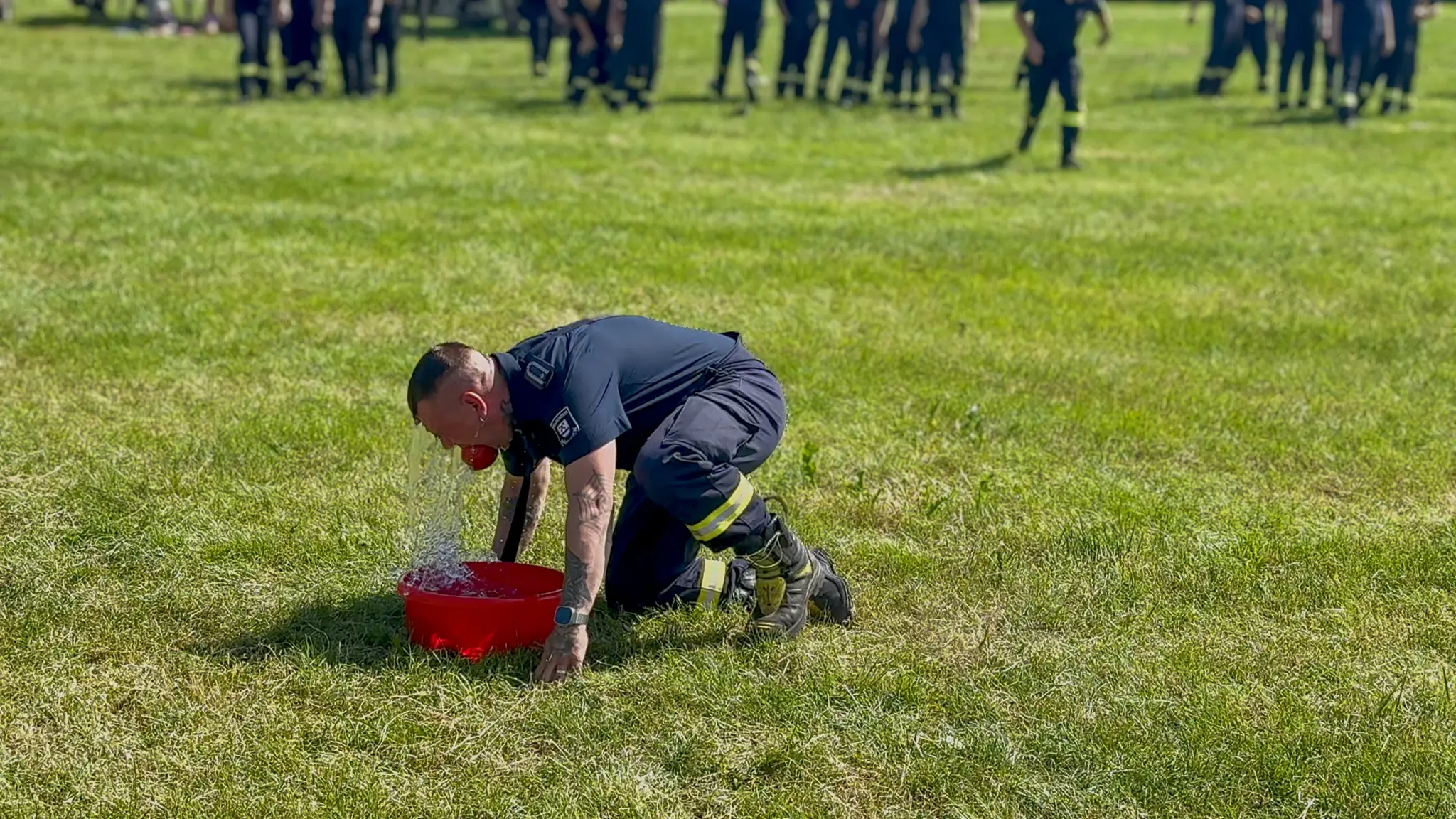 Spassspiel: Apfelbeissen, es muss ein Apfel aus einem Behälter mit Wasser gefischt werden. Dabei darf nur der Mund genutzt werden.