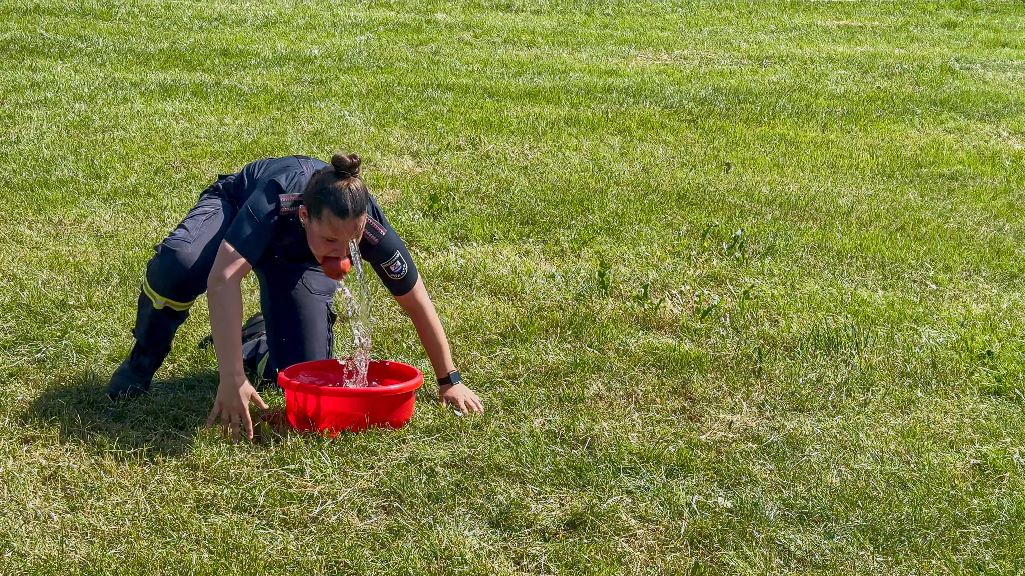 Spassspiel: Apfelbeissen, es muss ein Apfel aus einem Behälter mit Wasser gefischt werden. Dabei darf nur der Mund genutzt werden.