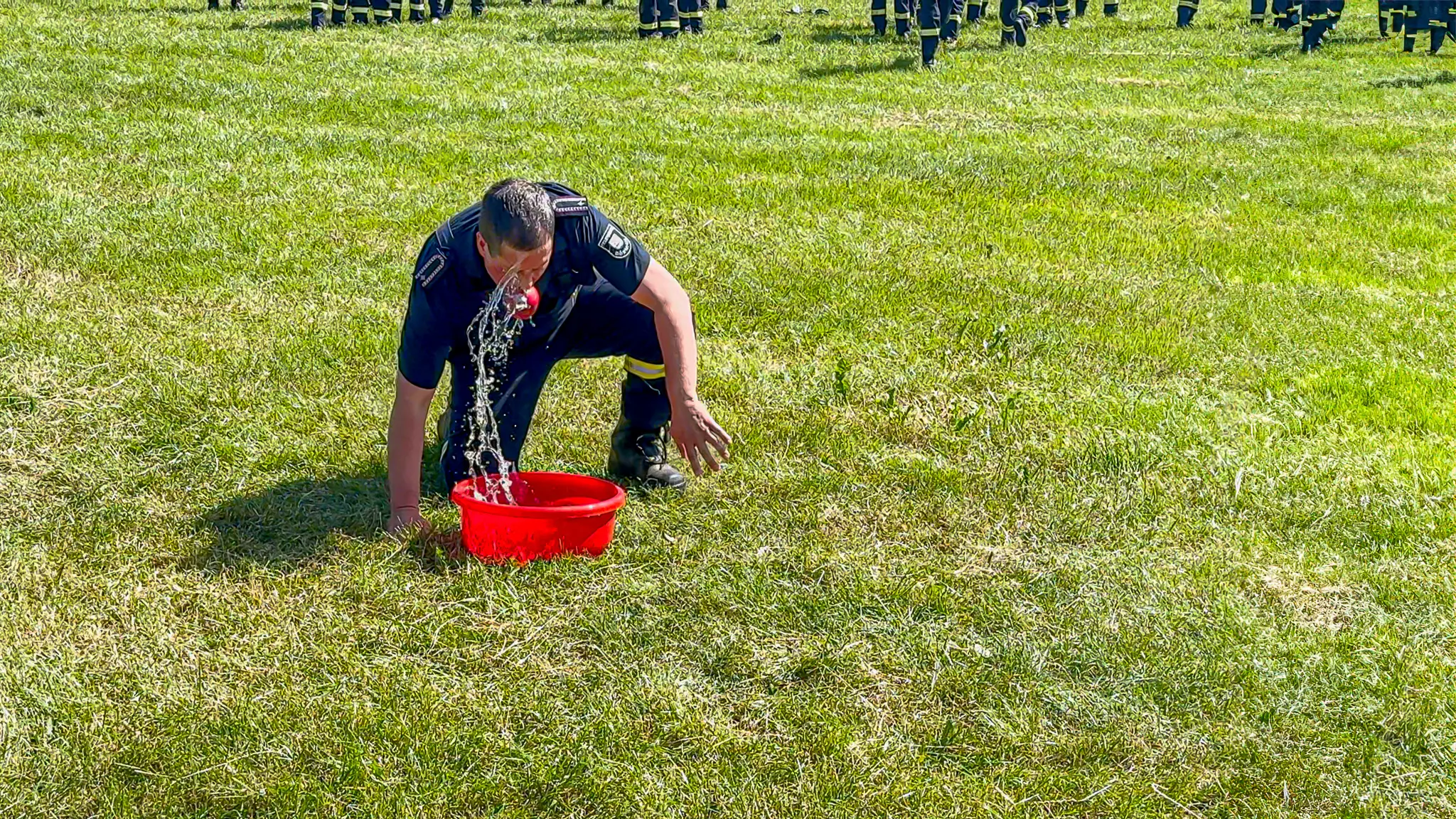 Spassspiel: Apfelbeissen, es muss ein Apfel aus einem Behälter mit Wasser gefischt werden. Dabei darf nur der Mund genutzt werden.