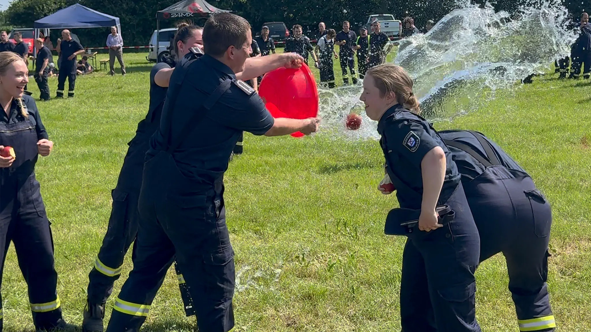 Der Wehrführer bekomt eine ladung Wasser ab