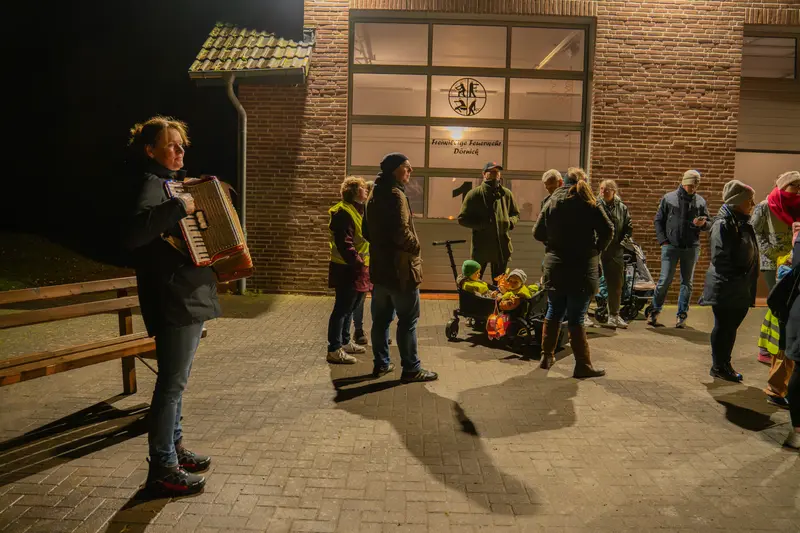 Abschluss des Laternenumzuges vor der Feuerwehrgarage