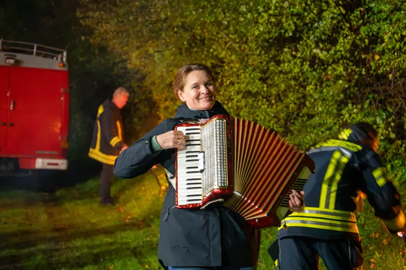 Die Bürgerin, Martina Hoeft aus dem Dorf sorgt mit einem Akkordeon für die Musikalische Begleitung