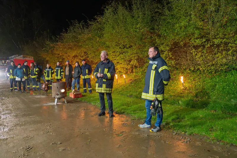 Der Bürgermeister, Henning Jalas und der Wehrführer, Heiko Brosamler halten eine Ansprache