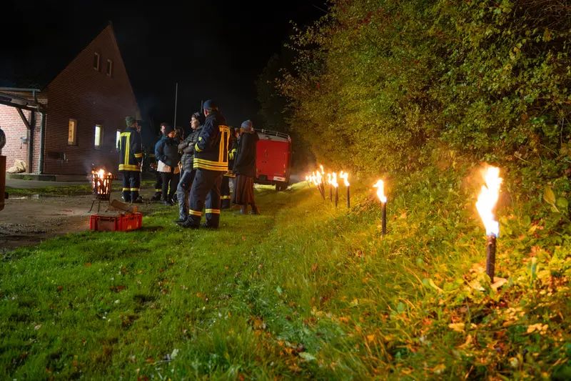 Die Feuerwehrleute habe die Fackeln an der Grundstücksgrenze aufgereiht