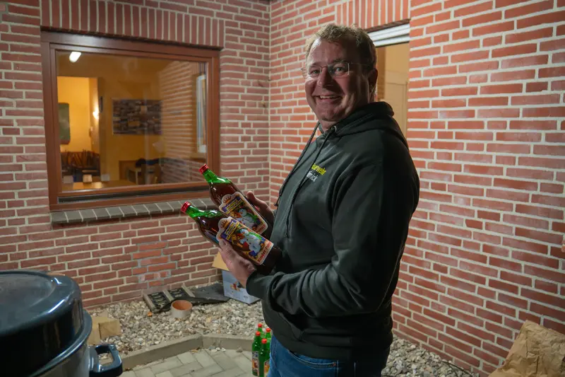 Der Wehrführer Heiko Brosamler kümmert sich um den Kinderpunsch