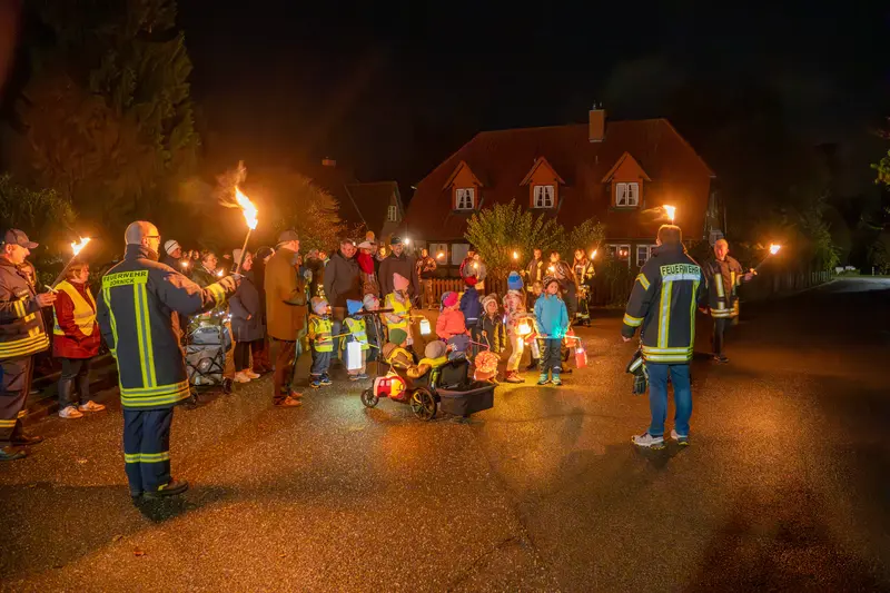 Kurzer halt im Dorf für gemeinschaftliches singen