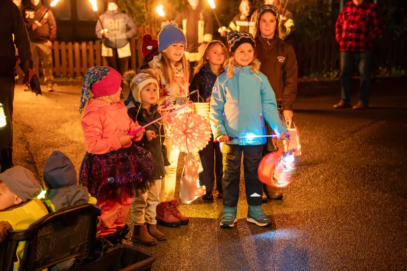 Kurzer halt im Dorf für gemeinschaftliches singen