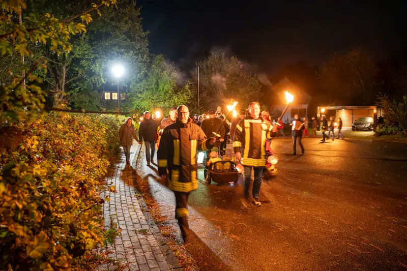 Laternelaufen Umzug dürch das Dorf