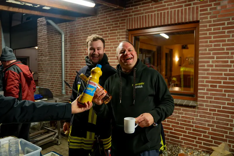 3 Feuerwehrmänner sorgen für das leibliche Wohl