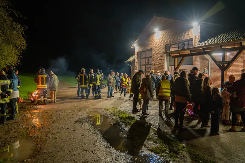 Die Bürger und Bürgerinnen versammeln sich nach dem Umzug vor der Garage