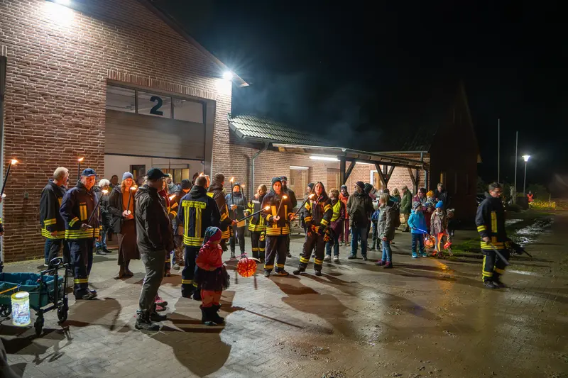 Versammlung vor dem Feuerwehrgerätehaus