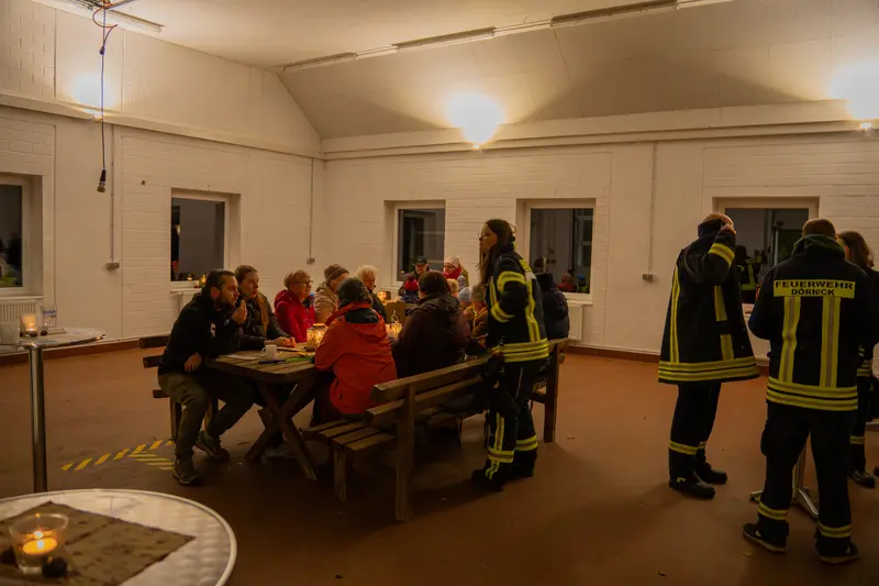 Gemütliches beisammensitzen bei Laternenschein in der Feuerwehrgarage