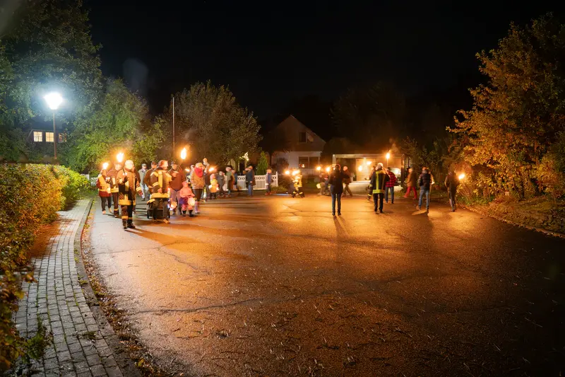 Laternelaufen Umzug dürch das Dorf