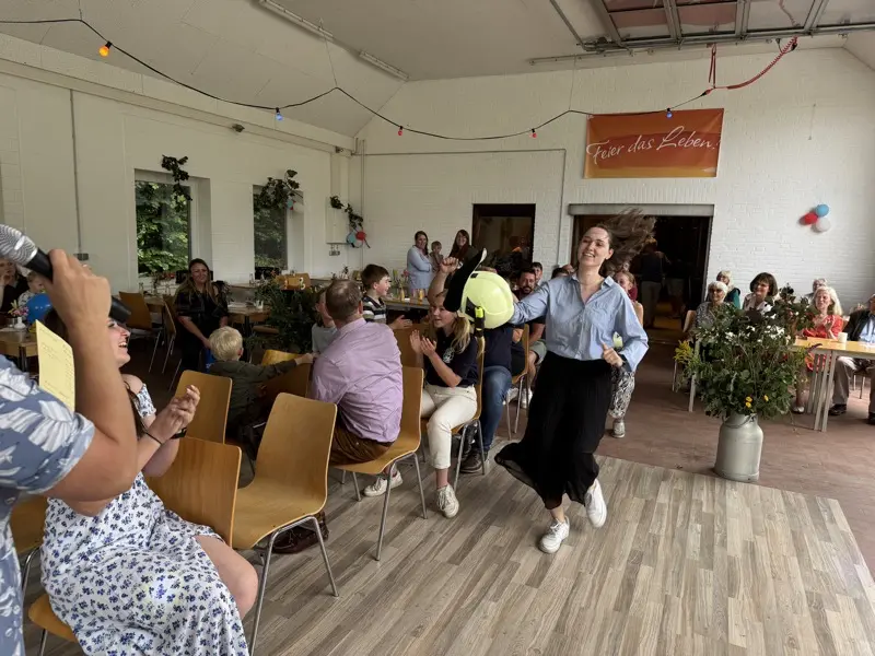 Beim Chaosspiel tritt groß gegen klein an: wer kann beliebige Gegenstände schneller zum Spielleiter bringen