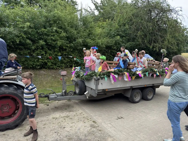 Die Kinder durften beim Festumzug auf dem Anhänger mitfahren