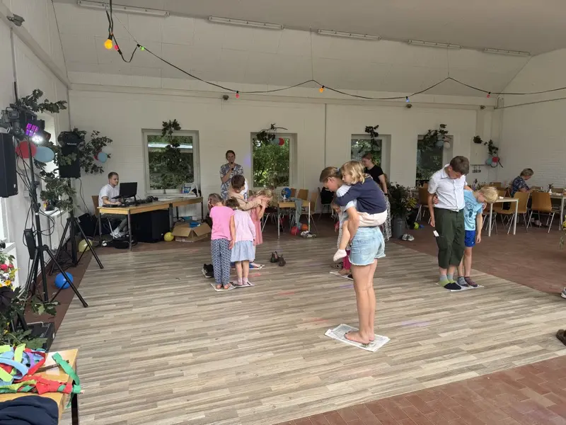 Kindernachmittag: Zeitungstanz