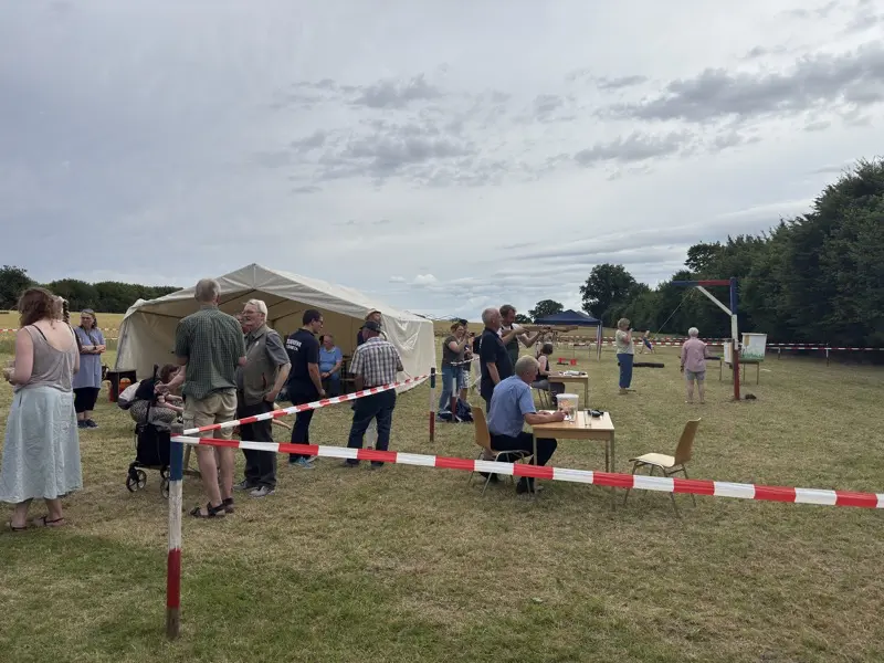 Die Festwiese mit den beiden Erwachsenen Spielen: Fischpicken und Vogelschießen